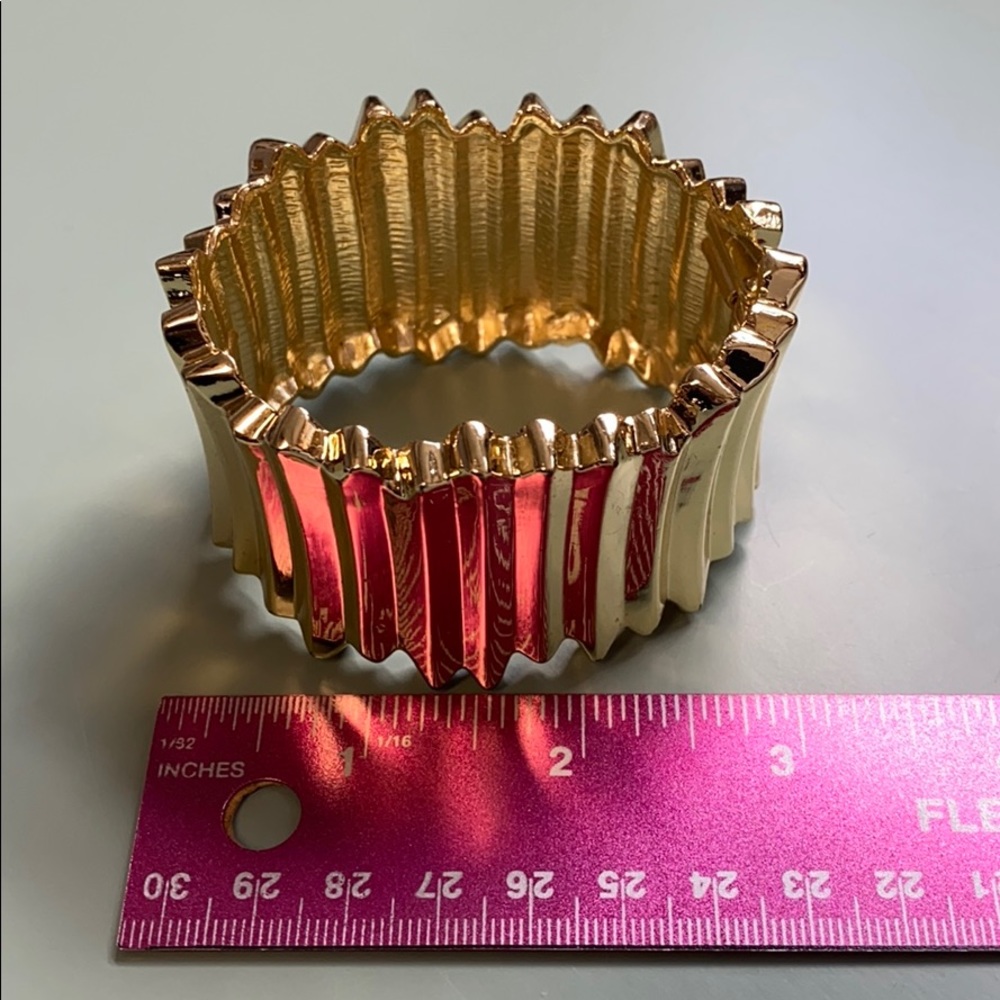Gold hinged cuff - Picture 2 of 4